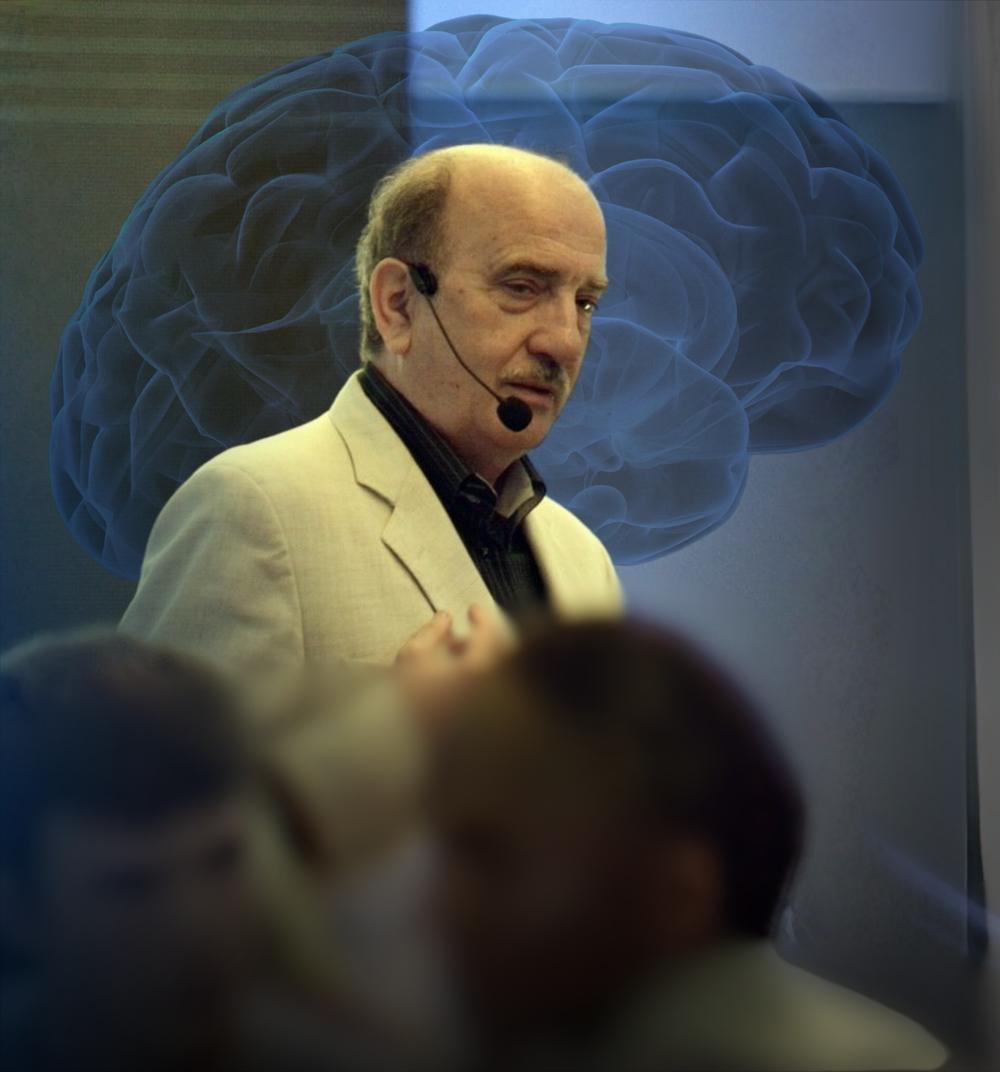 Dr. Néstor Braidot en una conferencia, con la imagen de un cerebro de fondo