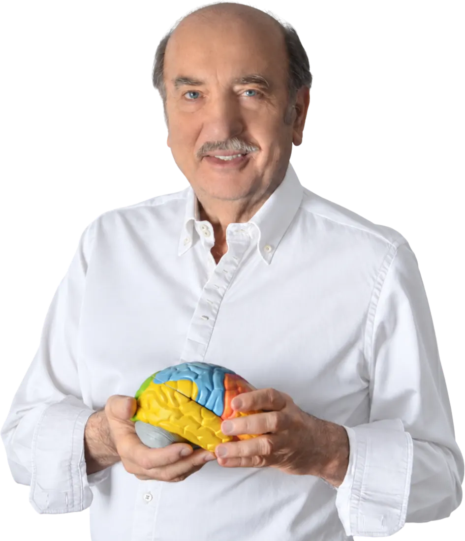 Dr. Néstor Braidot sosteniendo un modelo de cerebro